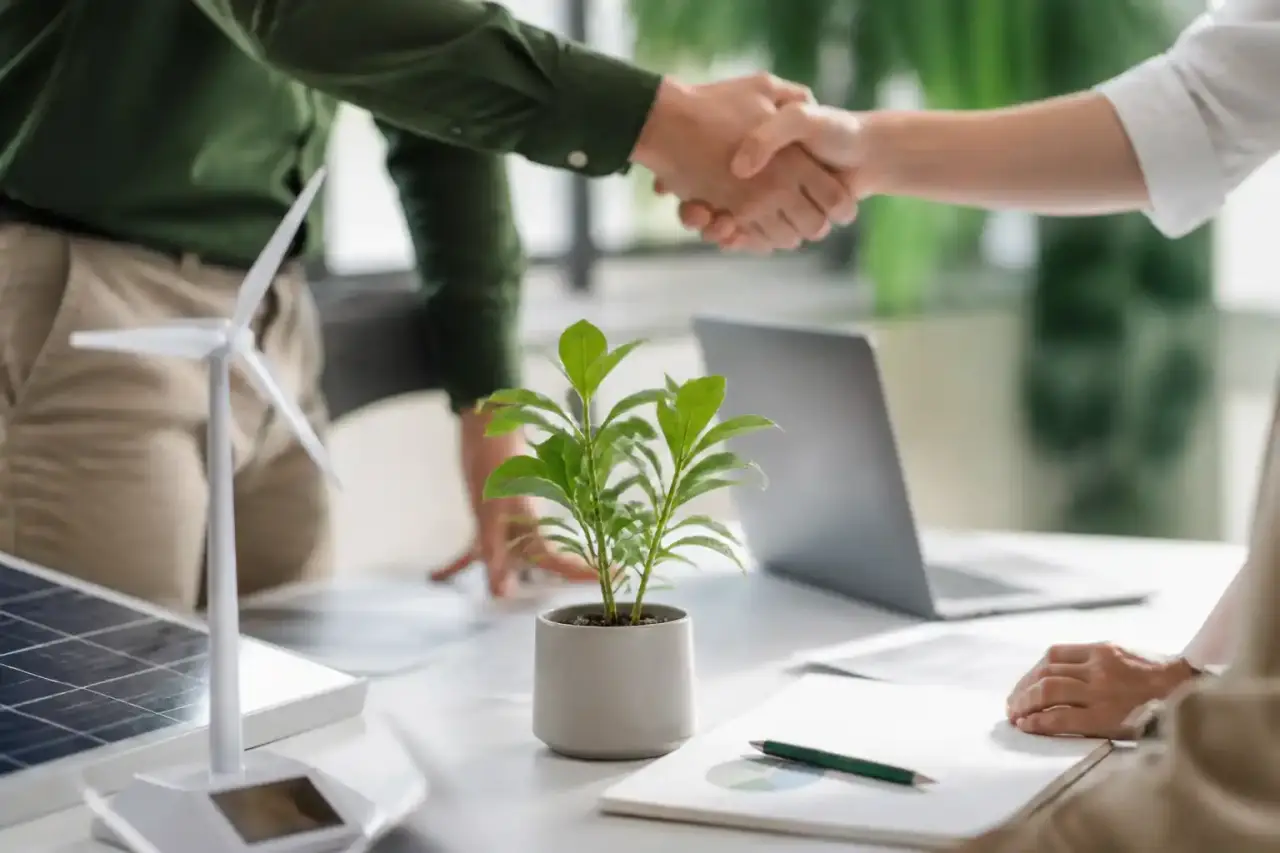 Équipe d'entrepreneurs GreenTech dans un bureau lumineux